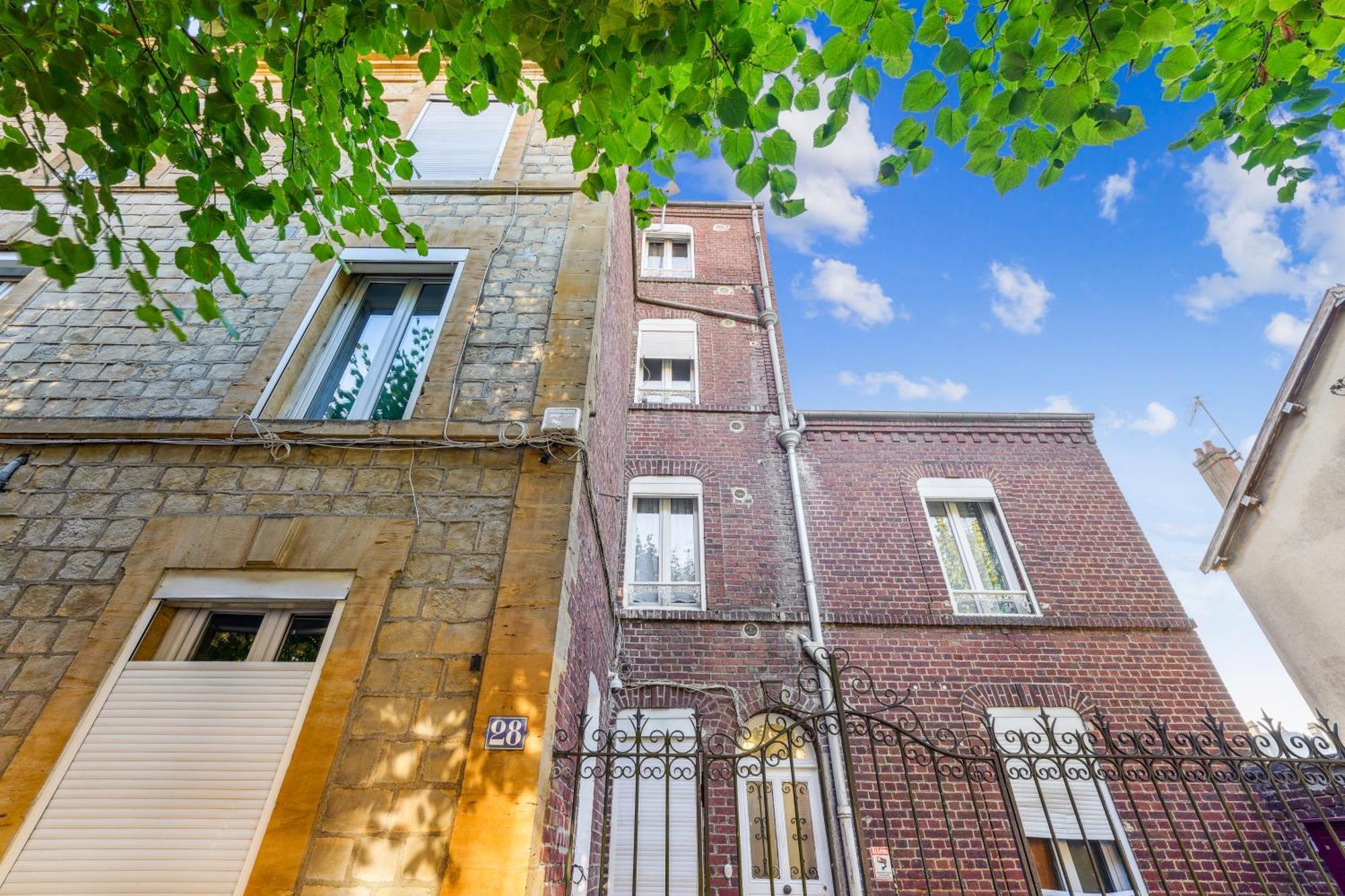 Budget Appart Avec Parking Au Centre-Ville Charleville-Mezieres Ngoại thất bức ảnh